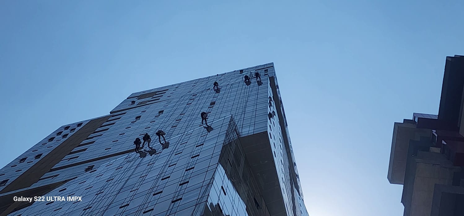 Limpieza de vidrios en altura con técnicas de seguridad