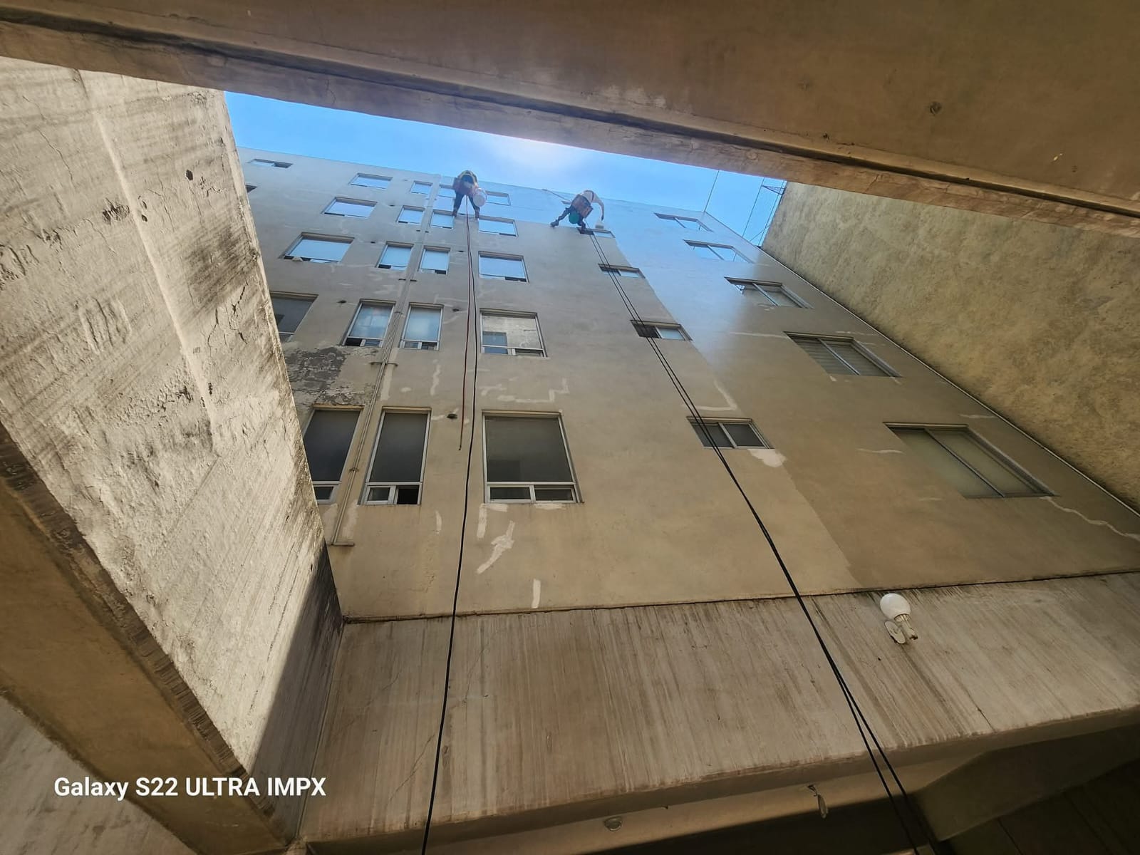 Sellado profesional de juntas en fachadas vidriadas